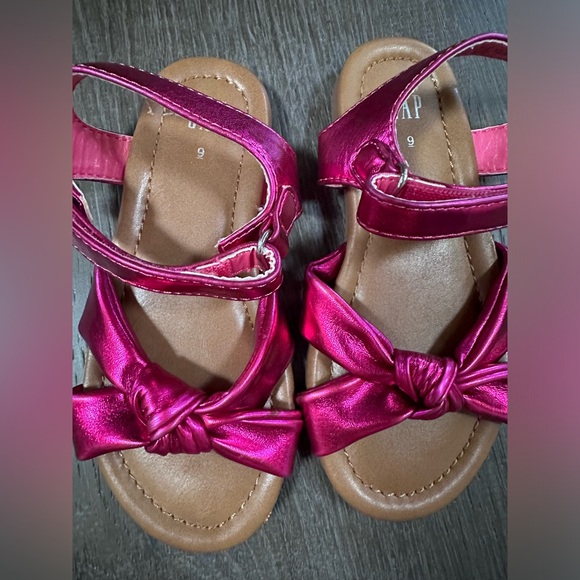 GAP SHINY MAGENTA SANDALS SIZE 9 TODDLER - Picture 3 of 3
